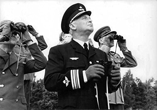 תצלום וינטג 'של טייסי חיל האוויר צופים בשמיים .1966 - הסרט על Wennerstr246; Mâ € oberst stig wennerstr246; M שיחק על ידי פול