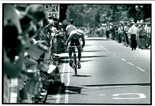 תמונה וינטג 'של תמונה המציגה את ג'ואי מקלופלין, רוכב אופניים של סאות'פורט.