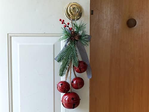 דרך חג אחת בגודל 14 אינץ 'חג המולד אדום מזחלת פעמון דלת קדמית קלטת קולב עם סרט משובץ, אורן פו ופירות יער-כפרי