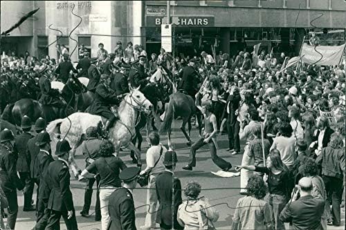 תצלום וינטג 'של כיכר האריות האדומה של לונדון: מפגינים מתנגשים במשטרה רכובה במהלך המחאה נגד אנטי-תרשויות.