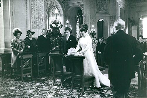 תצלום וינטג 'של קרלוס מבורבון ואן מצרפת כורעים בכנסייה בחתונתם.