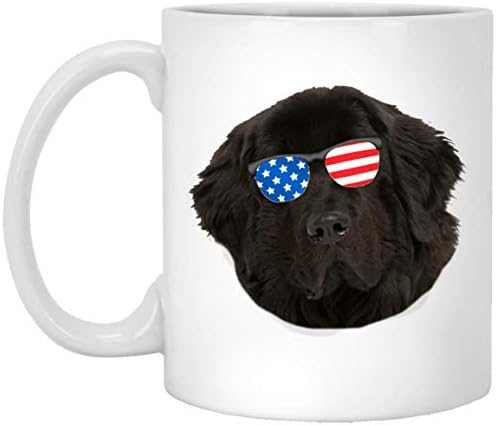 כלב ניופאונדלנד מצחיק חום עם משקפי שמש אמריקאים חג המולד 2023 מתנות ספל קפה לבן 11oz