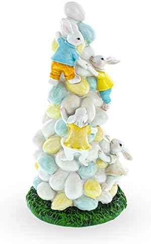 ארנבות Bestpysanky מטפסות על פסלון עץ ביצה של חג הפסחא
