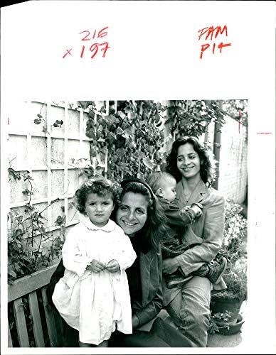 תצלום וינטג 'של ליסה סנט אובין דה טרן עם ילדיה: אלכסנדר, פירנצה ואיסול, עם בנה פליקס בן השנה.