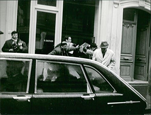 תצלום וינטג 'של לירוי פינוויל הולך לעבר מכונית. קבע - פברואר 1966