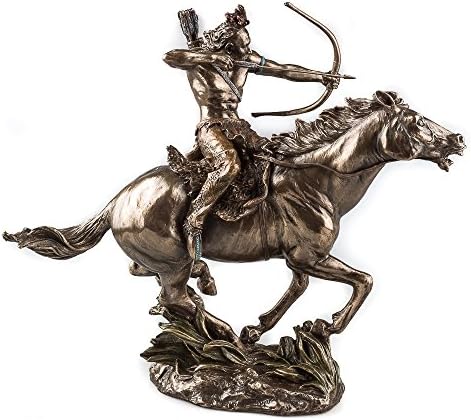פסל לוחם מוהיקן מוהיקן על פסל פסל חץ של ירי סוסים